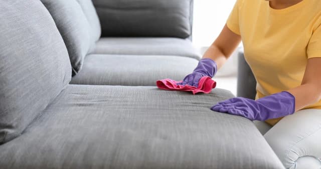 Jak skutecznie wyprać kanapę bez odkurzacza – domowe sposoby na czystość