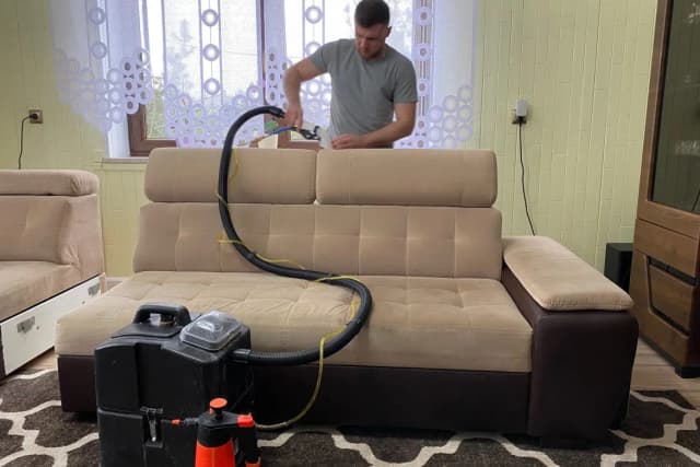 Ile trwa pranie kanapy? Sprawdź, co wpływa na czas czyszczenia