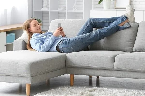 Czy skrzypienie kanapy podlega reklamacji? Sprawdź swoje prawa