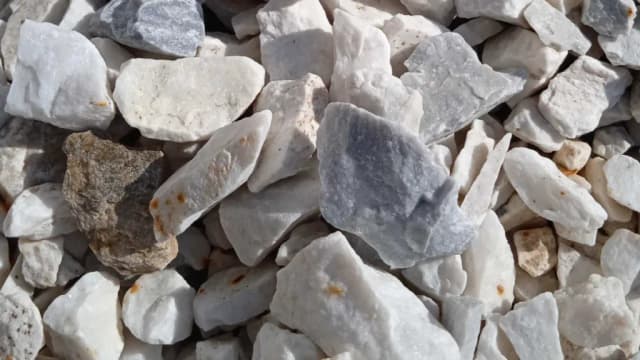 Ile kamienia dekoracyjnego na m2? Uniknij błędów w obliczeniach i zaoszczędź pieniądze